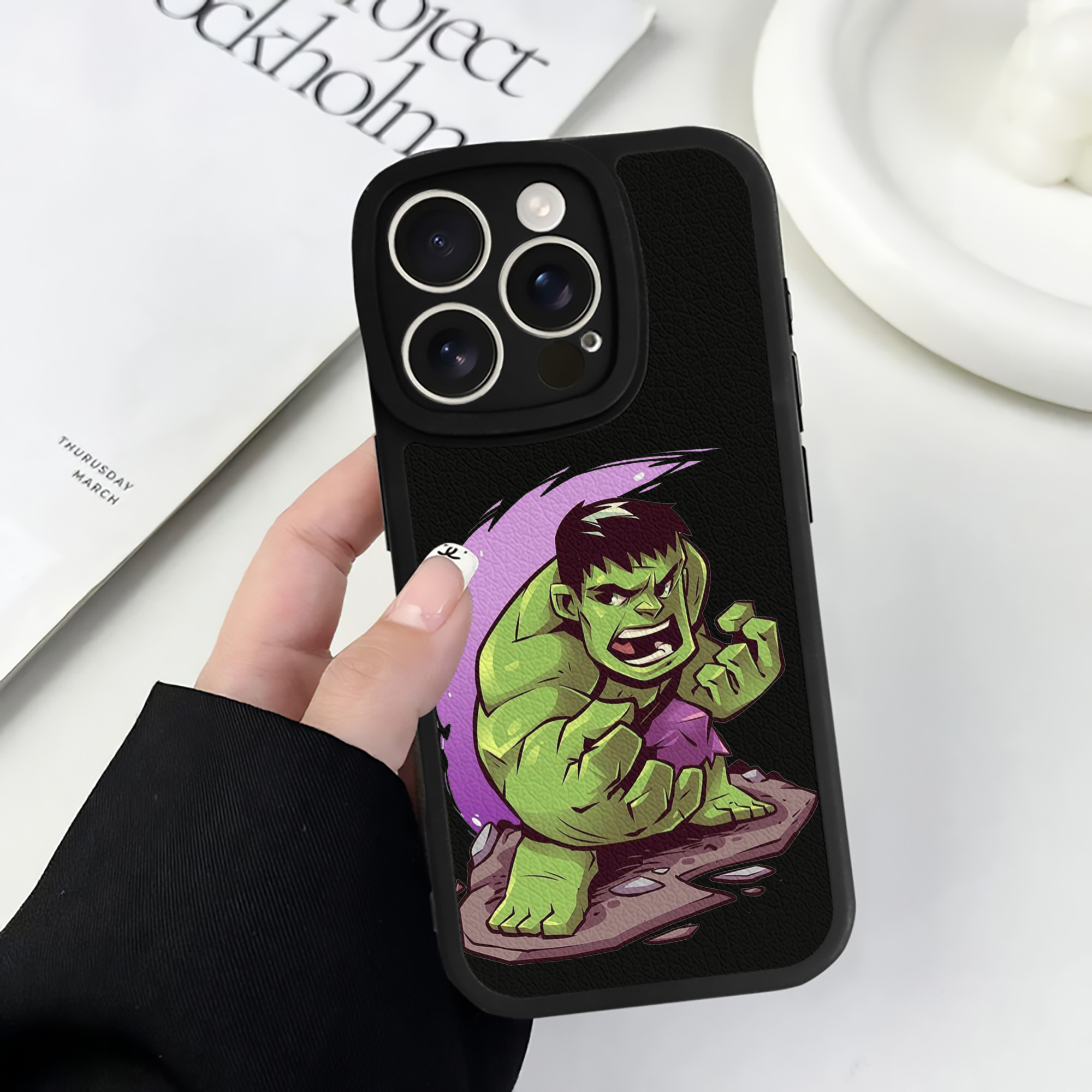 （画像用） アベンジャーズ The Avengers 【iPhone 16シリーズ対応】シリコンスマホケース（レザー調） 材質：シリコン
